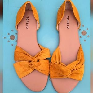 Mustard Sandlas Flat Womans Shoes Torrid 9.5 W